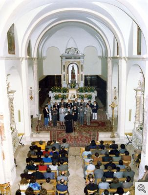 Un coro si esibisce nella chiesa del santuario di S. Matteo a S. Marco in Lamis.