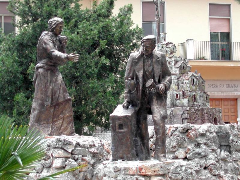 Monumento agli emigrati, opera di Filippo Pirro che si trova a San Marco in Lamis.