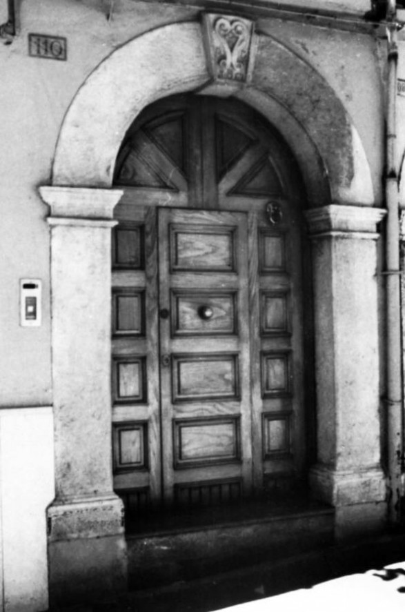 Fig. 21 Corso Giannone 110. Portale ad arco a tutto sesto con stemma in chiave d'arco di forma trapezoidale decorato e datato, con imposte dei piedritti a capitello e basi rimarcate. Particolare: Stemma in chiave d'arco di forma trapezoidale decorato con elementi a bassorilievo ed iscrizione ai lati: 'A' e 'D' e sotto: '1857'. Fig. 21 Corso Giannone 110. Portale ad arco a tutto sesto con stemma in chiave d'arco di forma trapezoidale decorato e datato, con imposte dei piedritti a capitello e basi rimarcate. Particolare: Stemma in chiave d'arco di forma trapezoidale decorato con elementi a bassorilievo ed iscrizione ai lati: 'A' e 'D' e sotto: '1857'.