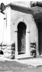 Via Dante, 8. Fabbricato con zoccolatura a bugne, Porta e Portale, opera di A. Gravina, anni '30.
