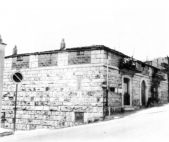 Via Ponte Ferrarello, 15. Palazzina con rivestimento a bugne, opera di A. Gravina, anni '50.