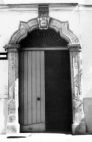 Fig. 18 Corso Giannone 183. Ampio portale ad arco policentrico, con stemma in chiave d'arco raffigurante una testa di leone a bassorilievo poggiante su imposte dei piedritti a capitello e basi rimarcate; con modanature nell'arco e nei piedritti. Particolare: Stemma in chiave d'arco raffigurante a bassorilievo una testa di leone, adornato nella parte superiore da decorazioni a bassorilievo.