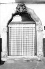 Fig. 19 Via Carducci 23. Ampio portale ad arco policentrico con stemma in chiave d'arco raffigurante a rilievo una testa di animale, con imposte dei piedritti e basi rimarcate. Particolare: Stemma in chiave d'arco con figura in rilievo di un 'mostro marino'