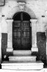 Fig. 23 Corso Giannobe 161. Portale ad arco a tutto sesto con stemma in chiave d'arco con figura a bassorilievo di una testa di bovide; con imposte a capitello e basi rimarcate. Particolare: Stemma in chiave d'arco con figura a bassorilievo di una testa di bue.