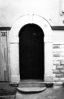 Fig. 27 Via Custoza 43. Portale ad arco a tutto sesto, con chiave di forma pentagonale, datato; con imposte dei piedritti e basi leggermente rimarcate. Particolare: Chiave d'arco con iscrizione su due righe: '1891' e 'A. D.'.