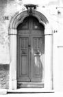 Fig. 44 Via Zuppetta 36. Portale ad arco policentrico con temma in chiave d'arco a protiride e con modanature nell'arco e nei piedritti; con imposte dei piedritti e basi rimarcate. Particolare: Stemma in chiave d'arco a protiride con iscrizione nell'intradosso delle lettere sovrapposte 'P' e C' (Pasquale Ciavarella, antico proprietario dell'immobile).