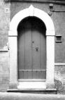 Fig. 53 Via Verri 20. Portale ad arco a tutto sesto con imposte dei piedritti e basi rimarcate, con chiave d'arco di forma pentagonale datato. Particolare: Chiave d'arco di forma pentagonale con iscrizione '1913'.