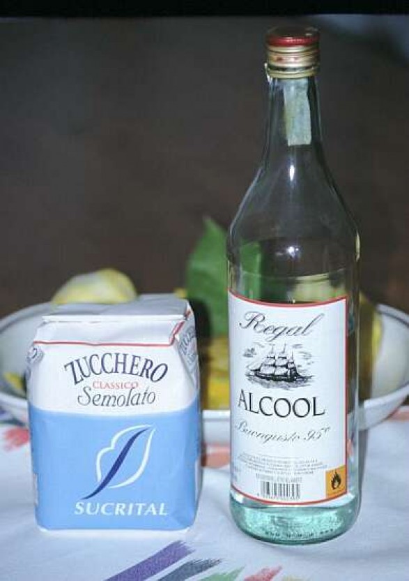 Alcool e zucchero.