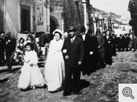 Foto di G. Bonfitto. Corteo matrimoniale in Via Roselli, a S. Marco in Lamis
