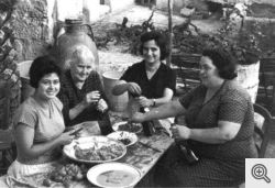 I pezzettoni di pomodoro vengono imbottigliati