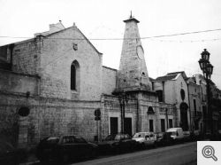 Nell’importante scalo marittimo di Barletta, la chiesa benedettina di San Giacomo 'extra portas Baruli', è ubicata nel Borgo omonimo, attraversato dalla via litoranea che da Siponto conduceva a Brindisi. Dipendente dall’abbazia della SS.ma Trinità di Monte Sacro (Mattinata), possedeva anche un ospedale per pellegrini e un cimitero - Da Rosanna Bianco