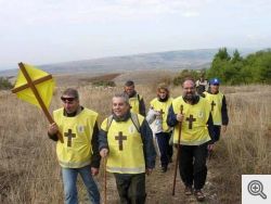 Pellegrini sammarchesi a piedi alla volta di Monte Sant'Angelo. Quello con la barba è G. Tardio.