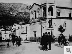 S. Marco in Lamis. Largo Piano ora Piazza Europa. A destra si vede la Chiesa delle Grazie, con il campanile non ancora terminato.