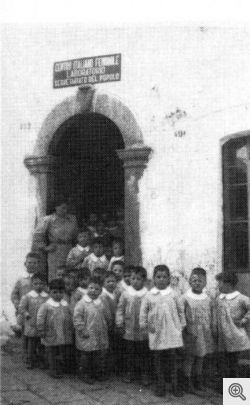 S. Marco in Lamis. Bambini che escono da una scuola in Corso Giannone nel secondo dopoguerra.