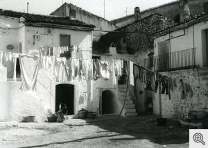 Immagine esterna del rione della Palude denominato Via Pozzo Grande e prospiciente il torrente Iana