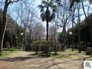 S. Marco in Lamis. La villa comunale in una foto di qualche anno fa. Il palco (al centro) è stato distrutto nel 2011.