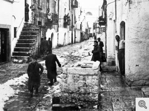 S. Marco in Lamis. Il quartiere della Palude con, in primo piano, uno dei pozzi dai quali si attingeva acqua potabile.