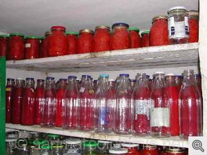 Scaffale con salsa di pomodoro