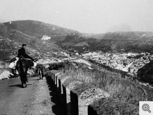 Uomo a cavallo sulla strada S. Nicandro Garganico-S. Marco in Lamis