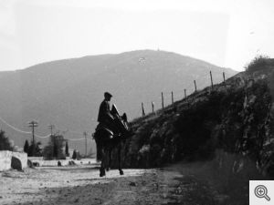 Uomo a cavallo sulla strada panoramica che porta al Convento di S. Matteo a S. Marco in Lamis.