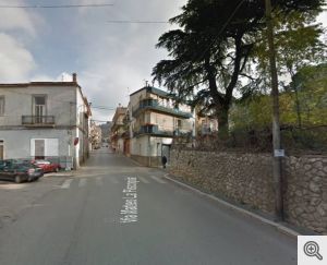 Imbocco di Via Lapiscopia. una delle arterie principali del paese, che 'copre' intieramente il Torrente Iana. All'altezza delle strisce pedonali sorgeva un ponte.