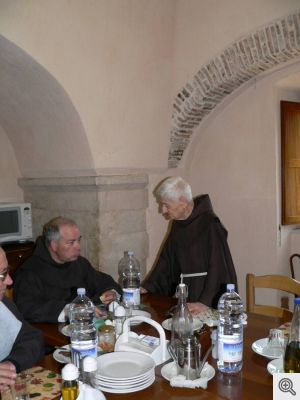 Da sx: p. Marracino e p. Melillo nel convento di s. Matteo a San Marco in Lamis