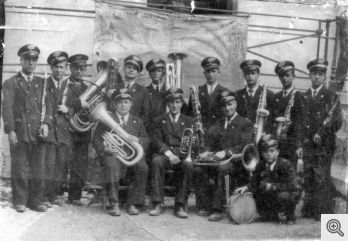 La banda musicale di S. Marco in Lamis nel secondo dopoguerra. La foto è in mio possesso ed uno dei suonatori si chiama Antonio Colletta ed è mio padre.