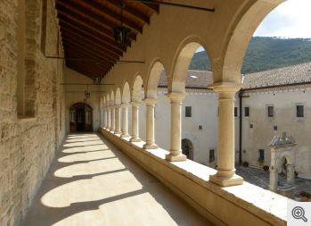 Chiostro cinquecentesco del convento di S. Matteo a S. Marco in Lamis, sede di una grossa biblioteca.