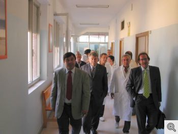 Foto del 2003: con il camice bianco è visibile in seconda fila il dott. Tonino Di Mattia, allora Primario di Chirurgia dell'ospedale di S. Marco in Lamis