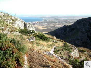 Vallone di Pulsano con, sullo sfondo, Manfredonia.