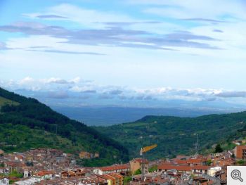 Il massiccio della Maiella visto da S. Marco in Lamis. In fondo, sotto le montagne, si notano le cave di Apricena.