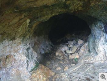 San Marco in Lamis. Una grotta nella Valle di Vituro.