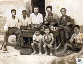 Artigiani e bambini scalzi.