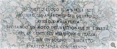Una lapide a ricordo dei fatti del Matese 1877.