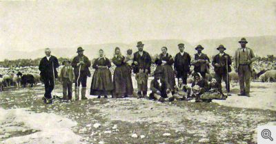 Un gruppo di pastori in una immagine tratta dal libro del Beltramelli 'Il Gargano'