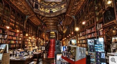 Interno della libreria Lello & Irmao a Porto in Portogallo.