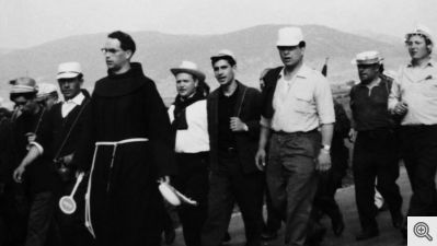 La Via Francigena. La 'cumpagnia' dei sammarchesi in marcia verso il Santuario di S. Michele a Monte Sant'Angelo.
