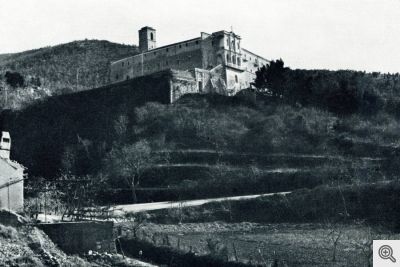 Il convento di S. Matteo a S. Marco in Lamis. Lato Nord-ovest, con lo sfondo del Monte Celano.