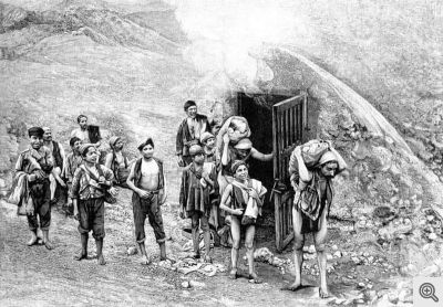 Bambini siciliani, "carusi", in una miniera di zolfo.