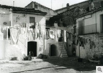 Una vecchia immagine di Via Pozzo Grande. Immediatamente a destra si trovava la bottega di Angelo Ferro.