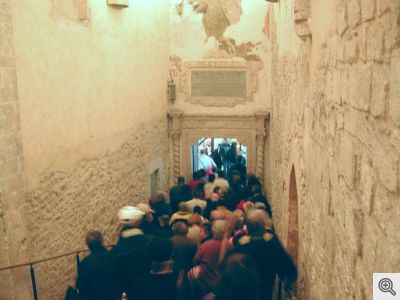 Pellegrini immediatamente prima dell'ingresso nella Grotta.