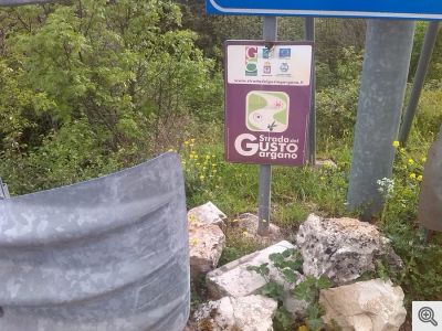 Piccolo cartello semi-nascosto all'incrocio tra la S.S. 272 e la 'panoramica' di San Marco in Lamis, di fronte al Convento di S. Matteo.