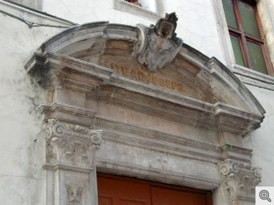 Portale in pietra di una chiesa di Vico Garganico.