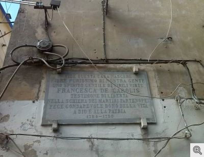 La lapide posta sulla facciata della casa natale di Francesca De Carolis a San Marco in Lamis