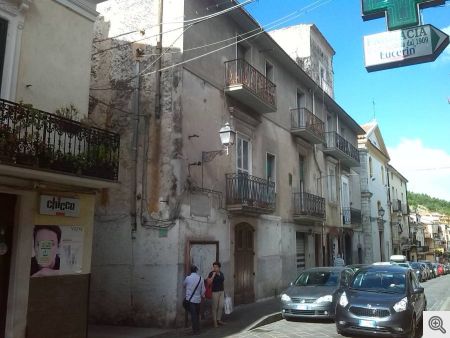 San Marco in Lamis. La casa natale di Francesca De Carolis con, sullo sfondo, la chiesa di Santa Chiara.