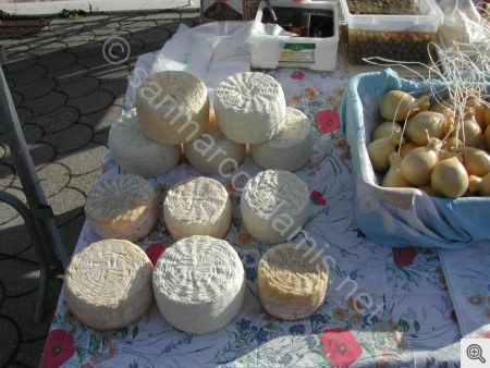 Borgo Celano - San Marco in Lamis - Formaggi esposti per la vendita